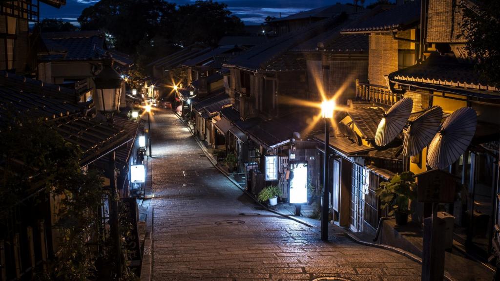 Nighttime, All-Inclusive Local Eats and Streets in Old Kyoto