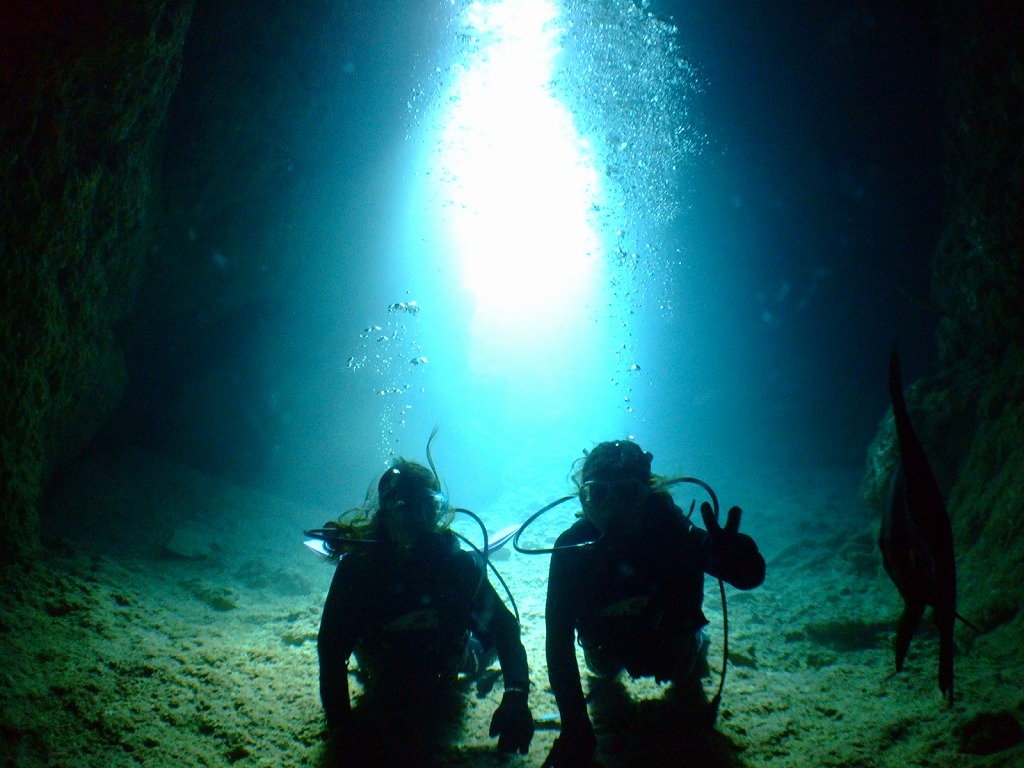 Experience diving on blue cave by boat (include photo data)