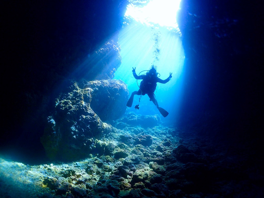 With free underwater photo☆Enjoy a blue cave Intro Diving by boat !(Morning time)